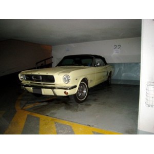 Ford Mustang Cabriolet jaune paille 1966