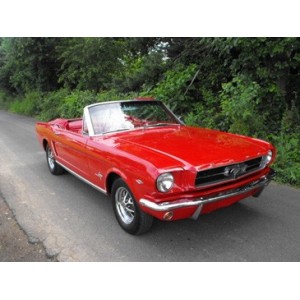 Ford Mustang Cabriolet rouge 1965